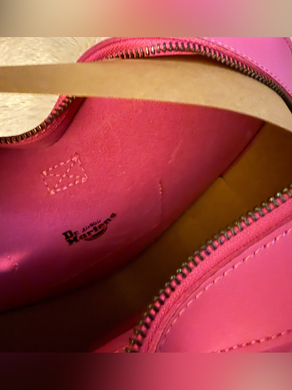 Dr. Martens NWT Hot Pink Heart-Shaped Crossbody Bag Backpack - Picture 4 of 4